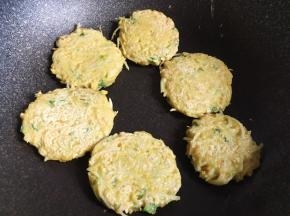 煎至底部凝固，翻面，两面煎金黄即可