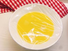 过滤好之后盖上保鲜膜，上锅蒸至半凝固