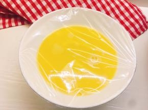 过滤好之后盖上保鲜膜，上锅蒸至半凝固