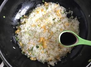 翻炒均匀加半汤匙老抽