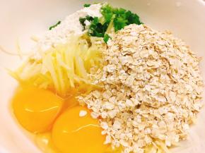 加入鸡蛋、燕麦、面粉、香葱末