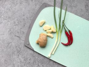 准备葱2根、蒜瓣5个、红椒2个、姜3片