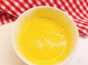 鸡蛋加适量盐打散