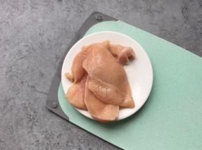 鸡胸肉切均等厚度大约0.5-1厘米厚度的肉片