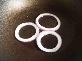 锅中抹上少许油，放入洋葱圈