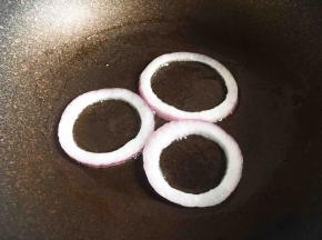 锅中抹上少许油，放入洋葱圈