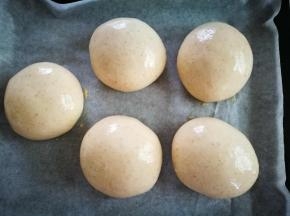 发酵到1.5倍至2倍，刷上鸡蛋液，放入烤箱200度18分钟，根据个人烤箱温度具体设定