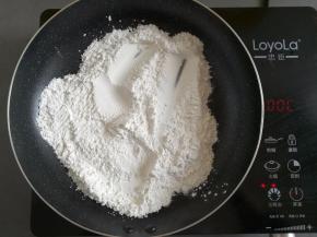 糯米粉用不粘锅小火炒到微微发黄