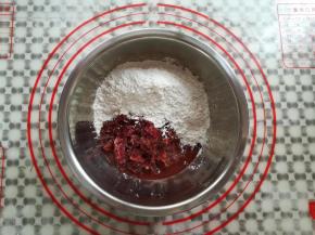 取一只干净的盆子，放入玫瑰花酱和糯米粉