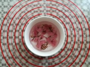 取一个小碗，用水泡开盐渍樱花