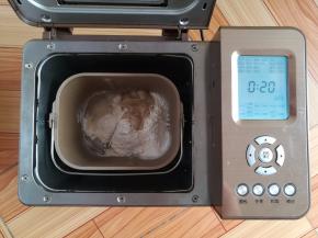 把油皮材料全部放入面包机，和面20分钟