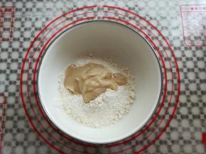 另外取一个大碗，放入低粉和猪油