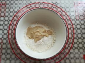 另外取一个大碗，放入低粉和猪油