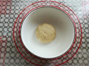 戴上一次性手套把油酥材料混合均匀（也可以用刮刀慢慢的混合均匀）