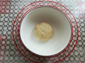 戴上一次性手套把油酥材料混合均匀（也可以用刮刀慢慢的混合均匀）