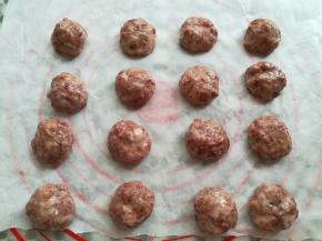 玫瑰花酱取出分成16个小圆球