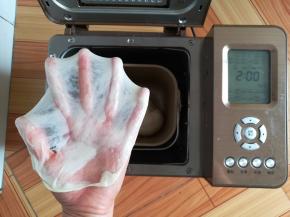 油皮揉面完成，顺手拉一个手套膜