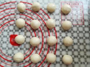 把油皮平均分成16个小面团