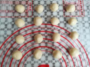 把油酥平均分成16个小圆球