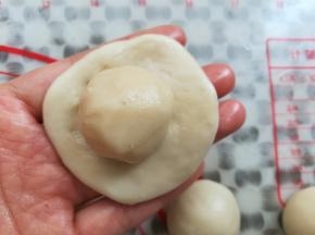 取一个油皮按扁放上一个油酥