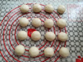 所有的面团包好油酥，收口朝下，盖上保鲜膜静置15分钟