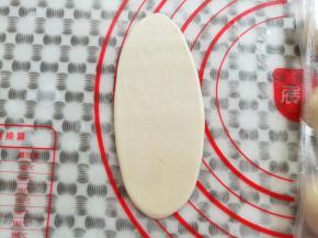 取一个面团擀成牛舌状