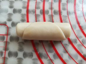 面团从上往下卷起来