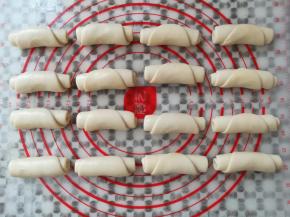 所有的面团全部卷起来以后盖上保鲜膜继续松弛15分钟