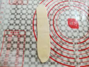 取一个面团擀成细长的牛舌状长条