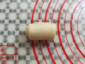 面团从下往上再次卷起来