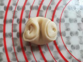 取一个面团从中间摁一下，擀成一个圆形面皮