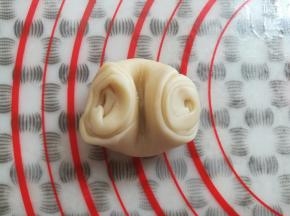 取一个面团从中间摁一下，擀成一个圆形面皮