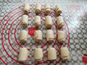 所有的面团卷好盖上保鲜膜第三次松弛15分钟