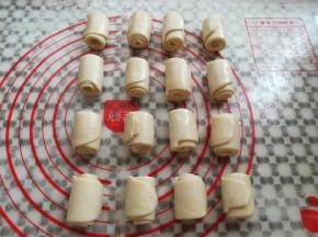 所有的面团卷好盖上保鲜膜第三次松弛15分钟