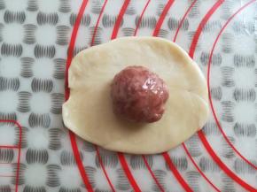 在面皮上放上一个玫瑰花馅儿