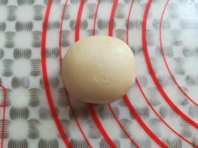 把面皮包好，收口朝下