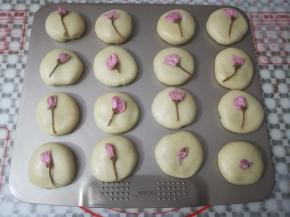 所有的面团依次包好馅料，稍稍按扁，在面团时放上一朵盐渍樱花