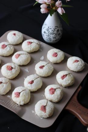 玫瑰鲜花饼烤熟后取出放凉，密封保存