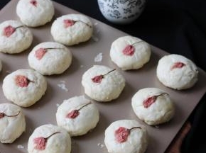玫瑰鲜花饼烤熟后取出放凉，密封保存