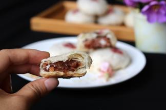 层层起酥的玫瑰鲜花饼，很薄的酥皮，吃的时候记得用手接着