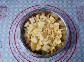 苹果切成小块的苹果丁，放入干净的盆里