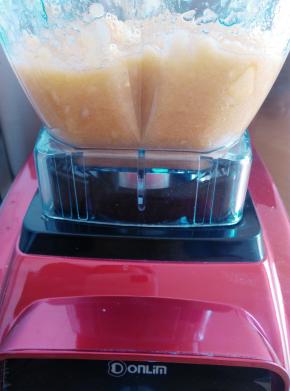 把苹果丁放入破壁机里打碎（没有破壁机可以用料理机，料理棒）