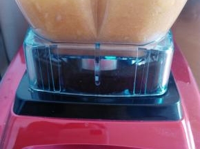 把苹果丁放入破壁机里打碎（没有破壁机可以用料理机，料理棒）