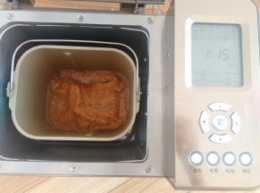 打碎的苹果泥放入面包机内，启动果酱程序