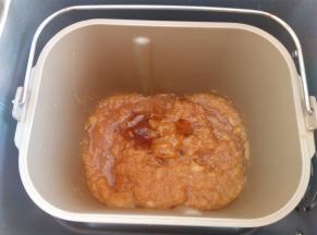 面包机加热25分钟后，加入60克麦芽糖，如果没有麦芽糖可以省略