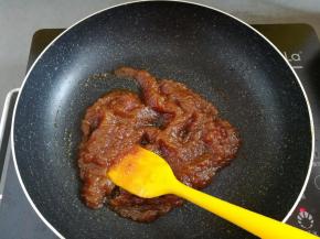 面包机的做好的苹果酱，做苹果酥还不够干，苹果酱转到不粘锅里继续小火炒干