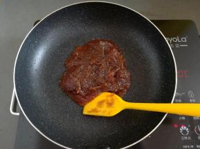 炒到苹果馅明显的成团就可以装盘备用了，成品大概175克