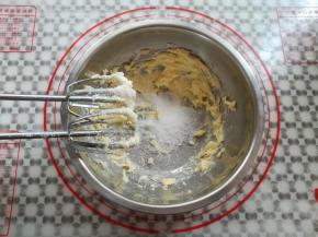 加入细砂糖，先用打蛋头混合混合一下再继续打发