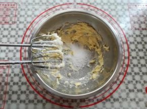 加入细砂糖，先用打蛋头混合混合一下再继续打发