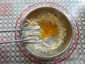 加入1个生的鸡蛋黄